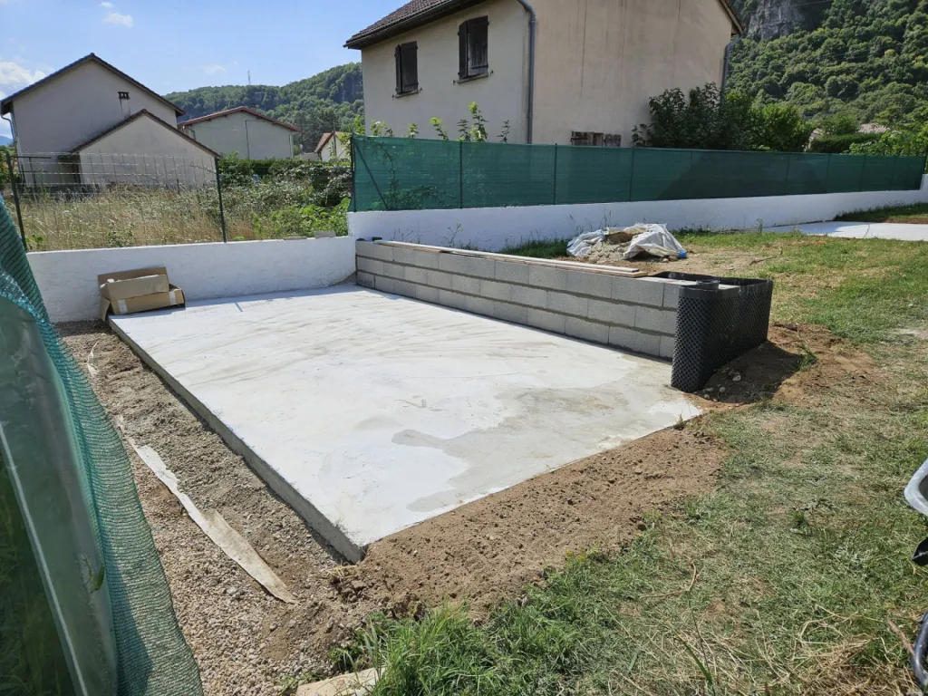 Entreprise de terrassement à Lyon pour création de 2 terrasses en béton dans le jardin d'une maison à Saint-Priest avec terrassement et muret de séparation
