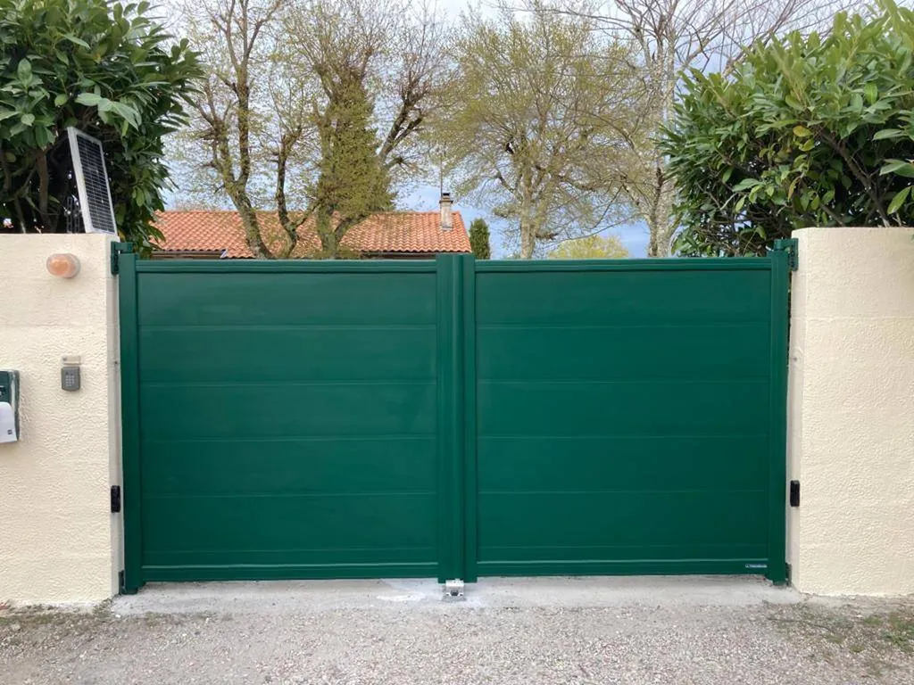 Installation portail battant vert motorisé saint Jean d'Illac sur mesure