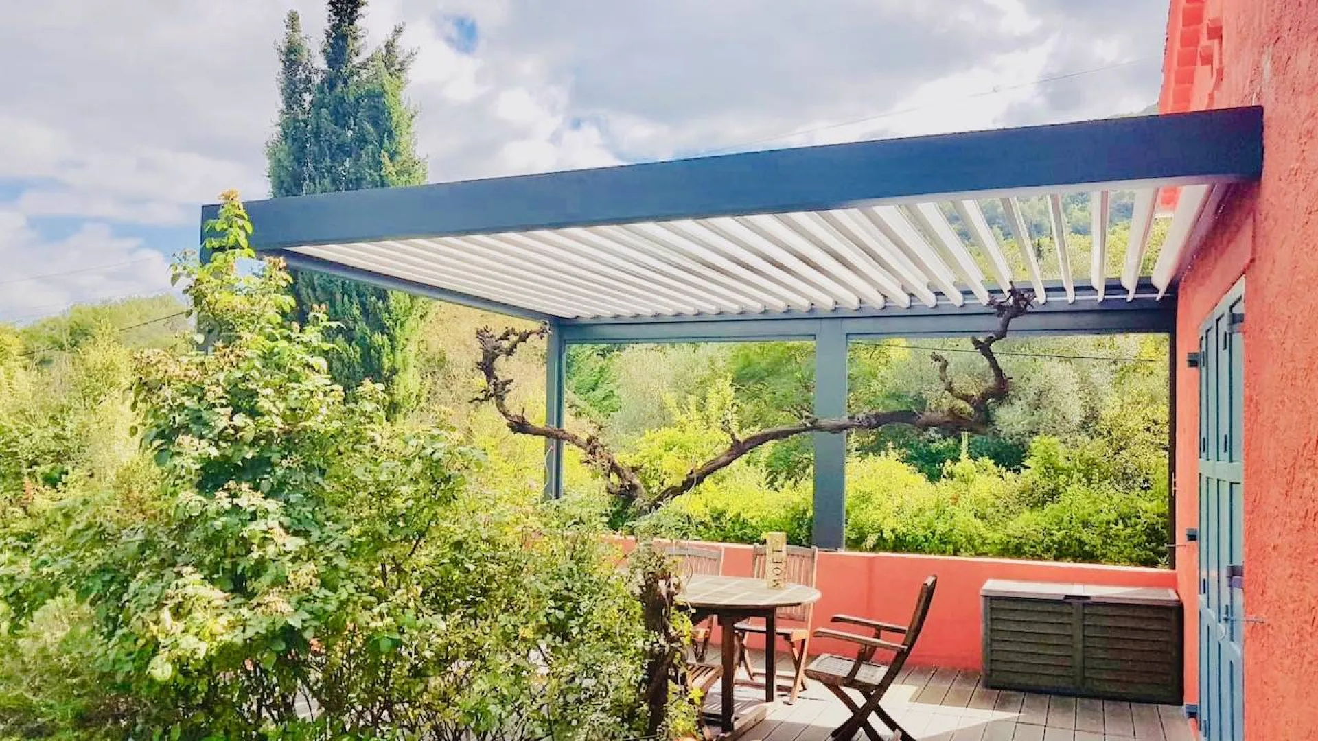 Installation de pergola murale sur mesure a nice dans le 06