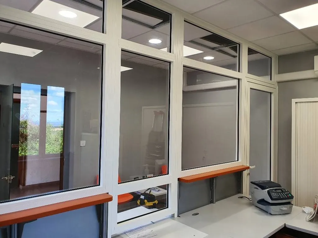 Fenêtre en aluminium blanc dans à CHARNAY 