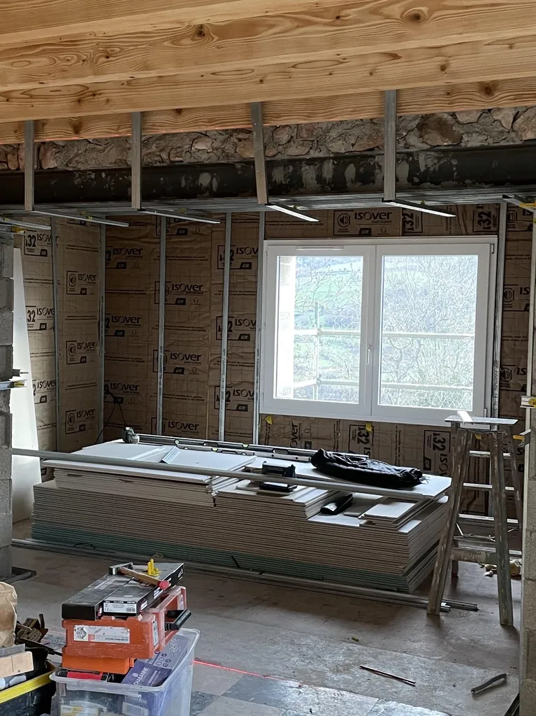 Travaux de remplacement de fenêtre avec isolation thermique intérieure (ITI) pour améliorer l’isolation et le confort dans une maison en pierre à Beaujeu