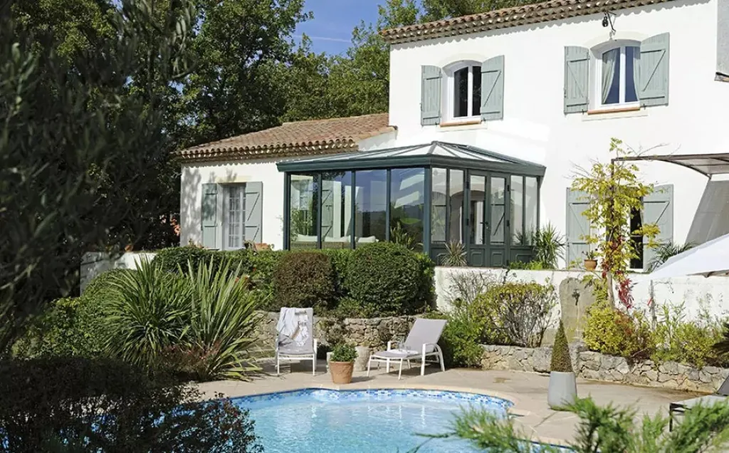 Quelle véranda choisir dans le Var ? Aluminium, bois, mixte ou sur-mesure : le guide pour un agrandissement réussi