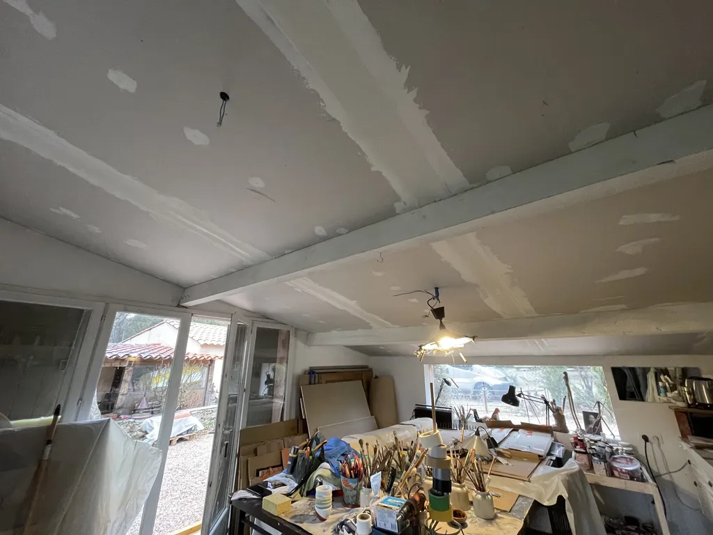 Isolation d’un plafond en sous rampant par laine de verre et habillage placo