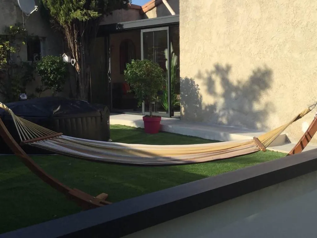 Pose d'une véranda avec toit en pente sur Martigues