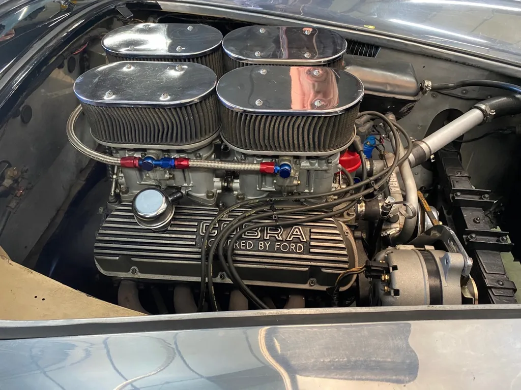 Moteur d'un véhicule AC Cobra pendant le contrôle de la pollution chez Autosur Martigues 13