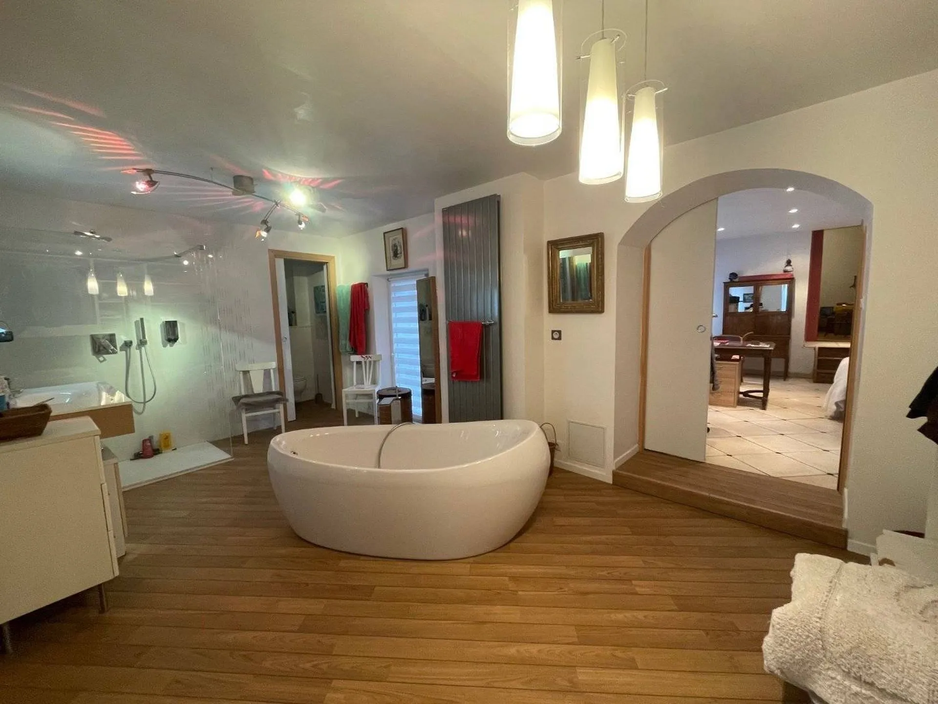 Maison de ville rénovée 230 m² avec 7 chambres, patio central, cave et grenier à vendre à Eu (76260), proche commerces et mer.