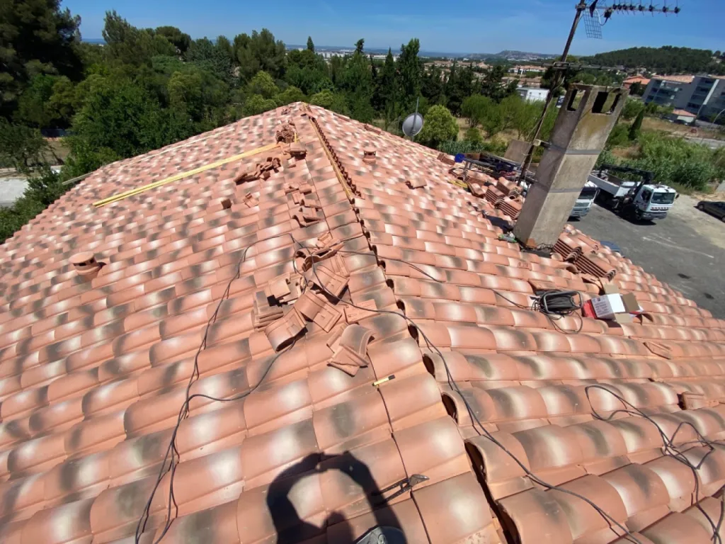 Changement d’une toiture de maison en tuiles Abeilles sur Martigues