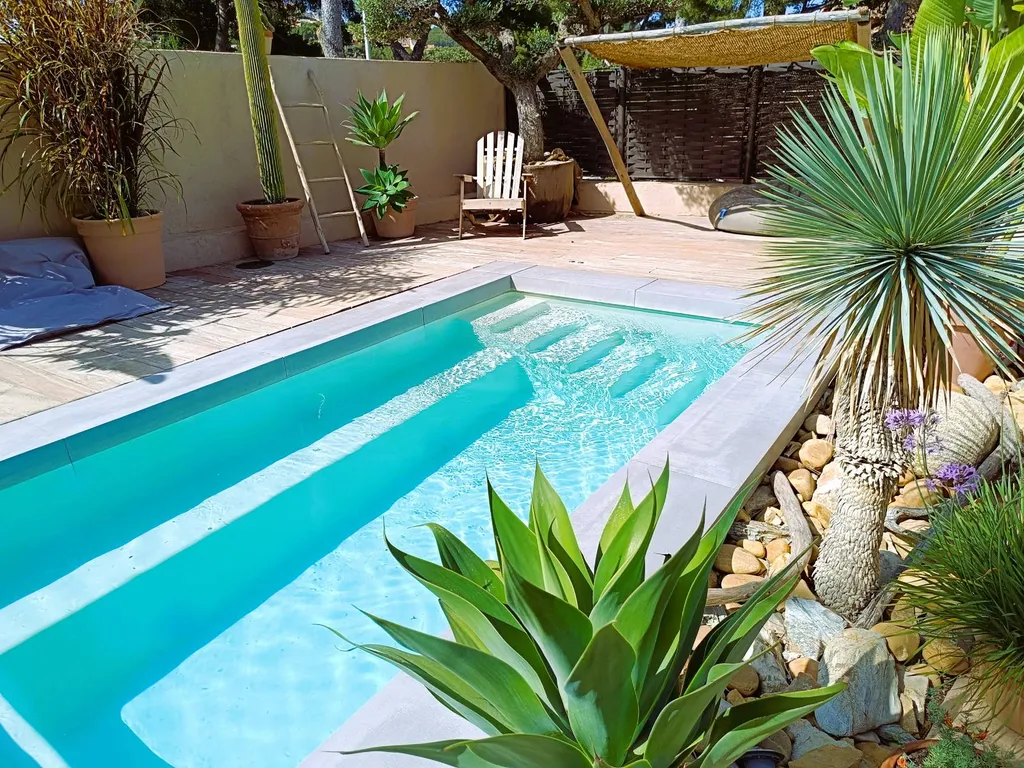 Vue d’ensemble de la piscine Compact dans un jardin à Hyères – parfaite pour optimiser l’espace