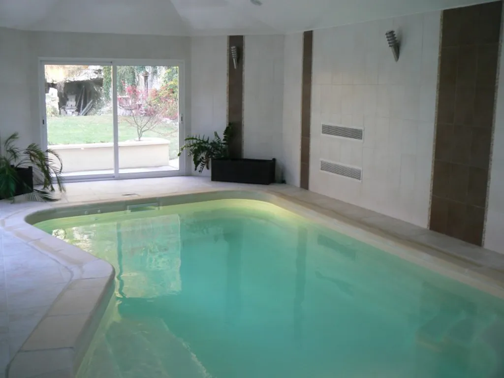 Réalisation d'une piscine coque polyester SERIE UNION TYPE LONDRES de 6M50 de long et 3M40 de large à fond pente en intérieur