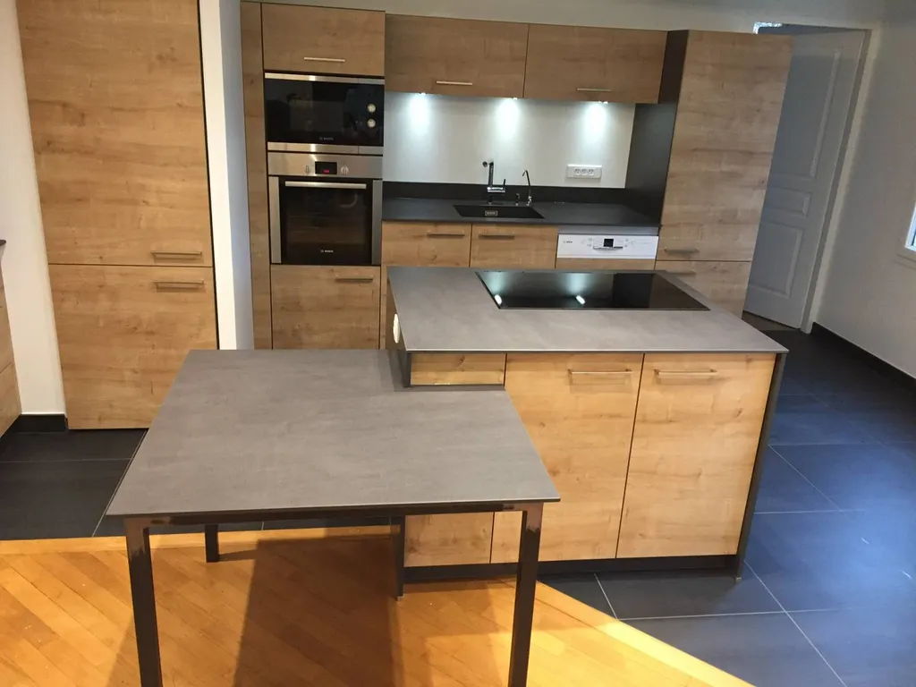 Création d'une cuisine bois et plan de travail granit noir à Lyon