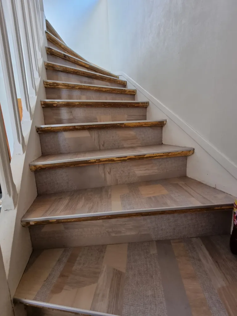 Pose de revêtement PVC LVT sur escaliers et paliers d’étage dans une maison près de Strasbourg