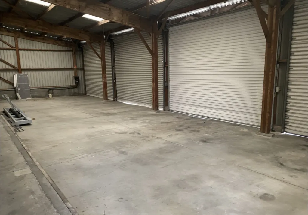 VERSON - A LOUER - Local d'activité de 500 m² sur un terrain clos et fermé de 1 300 m² environ