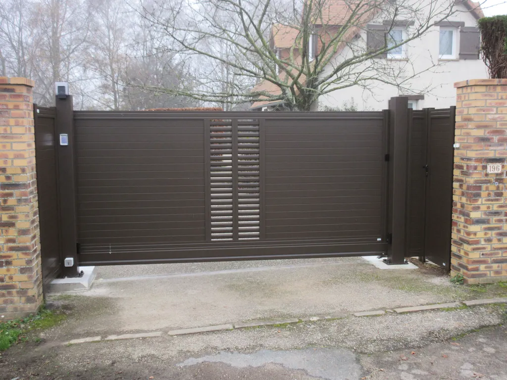 Installation de Portail autoportant motorisé en aluminium, Fermetures industrielles et Portails de copropriétés à Rouen et sa région ou agglomération en Seine-Maritime 76