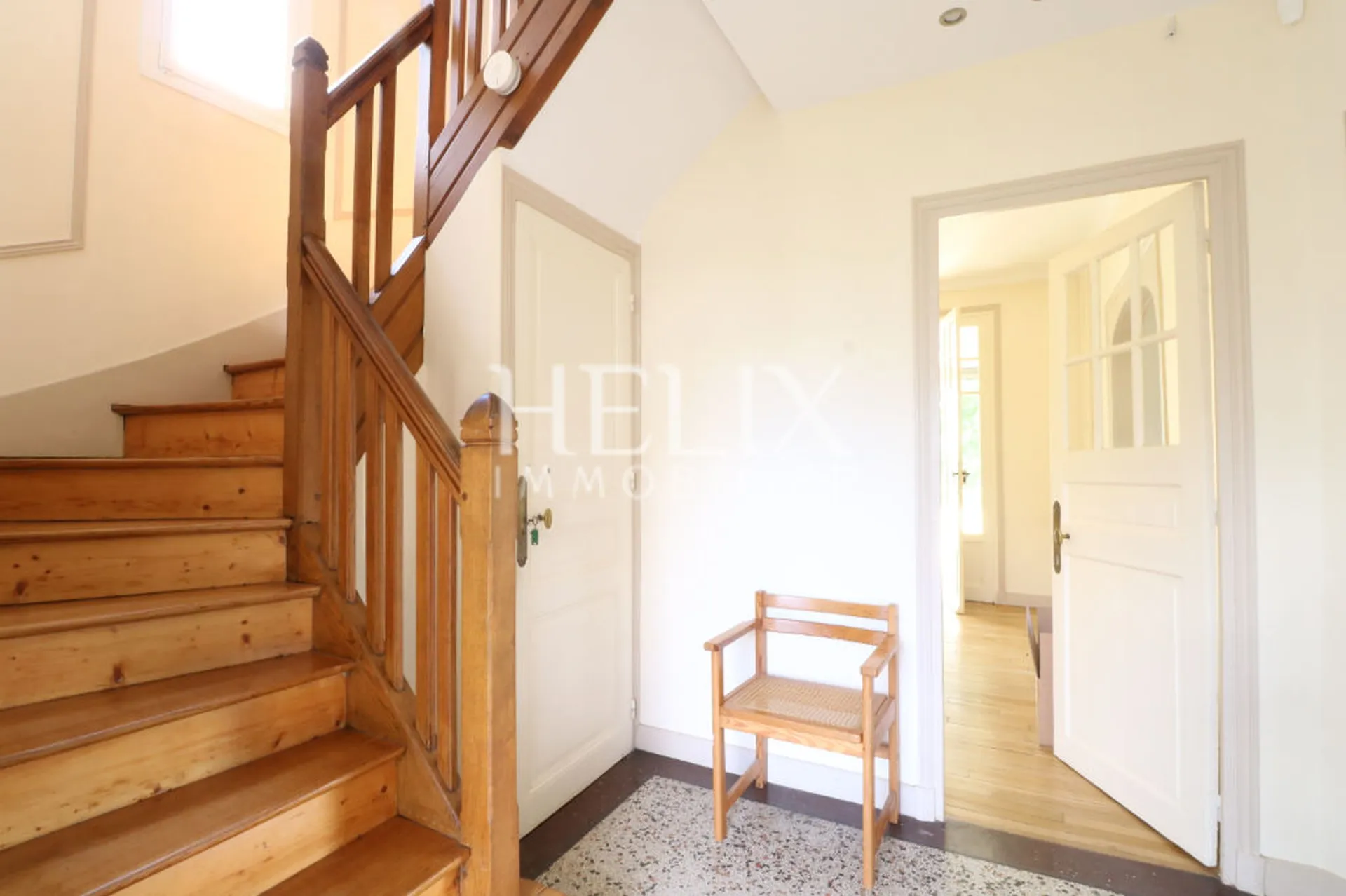 Belle maison familiale au Vésinet d'une surface de 160M² 8 pièces un triple séjour et 5 chambres, Proche école, gare RER A et commerces.