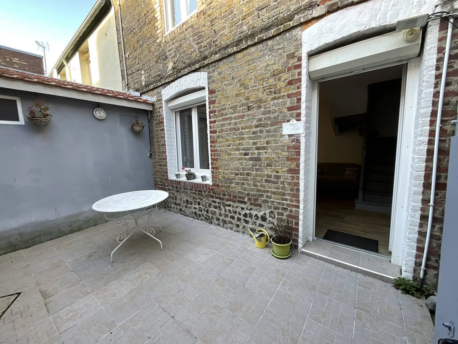 Maison de ville en bord de plage de 51.40m², avec cour, à proximité immédiate du centre-ville de Dieppe.