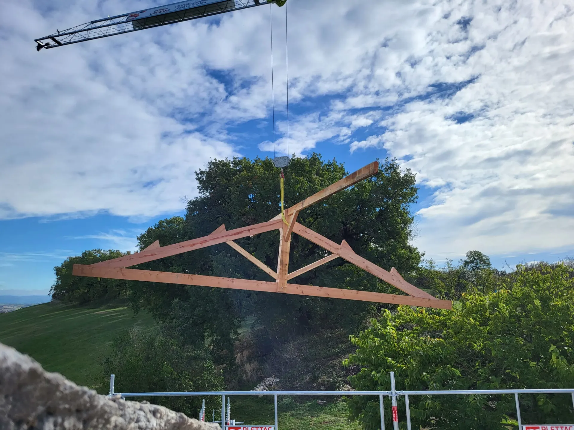 Levage d'une charpente traditionnelle fabriquée en atelier par nos soins