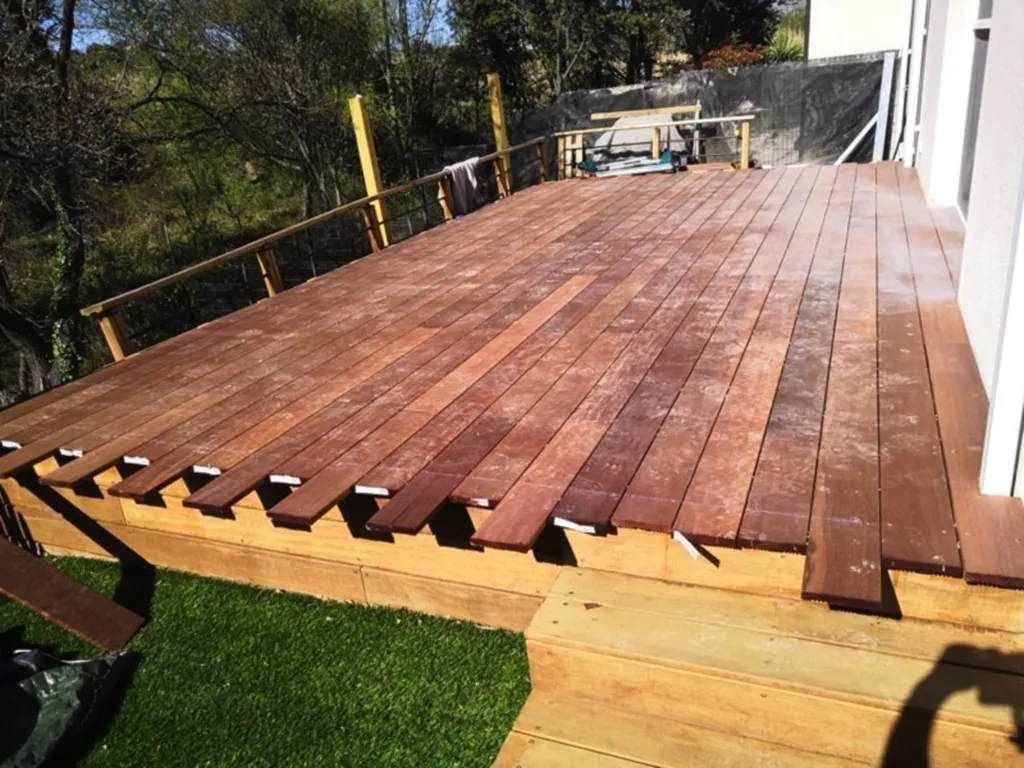 Terrasse sur pilotis en bois exotique Ipé de 30 m²  solidité, sécurité et esthétisme surélevé à Juvignac proche de Montpellier