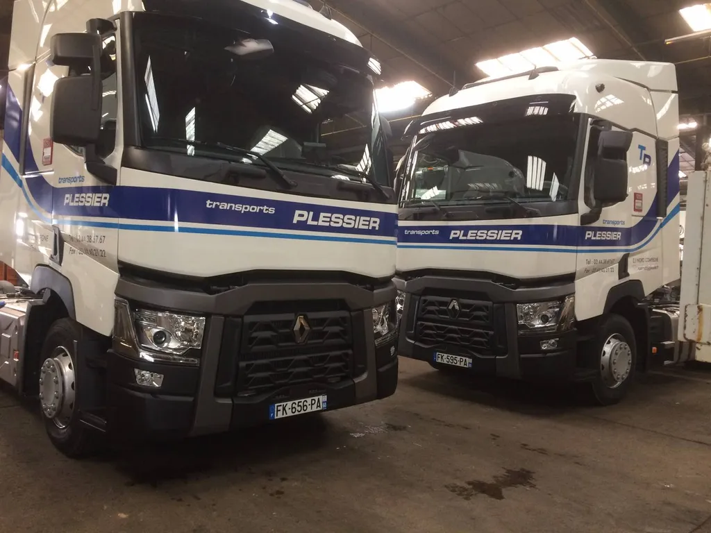 Réalisation d'un marquage de véhicule avec des lettres découpées et des designs pour la société 