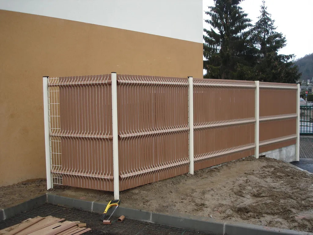 Installation de Clôture occultante mixte acier et bois, lames en bois et Poteaux métalliques à Lieurey dans l'Eure 27 et ses Alentours