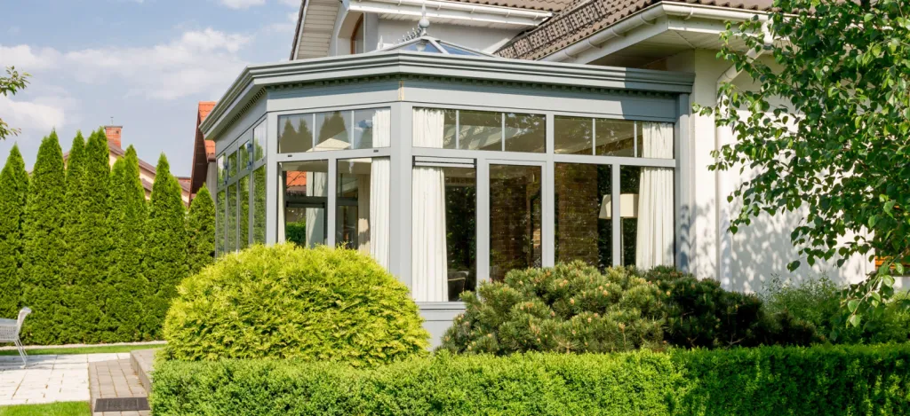 Spécialiste de la véranda victorienne à toiture élégante en alu à Condrieu près de Vienne, avec alarme et pilotage domotique intégré