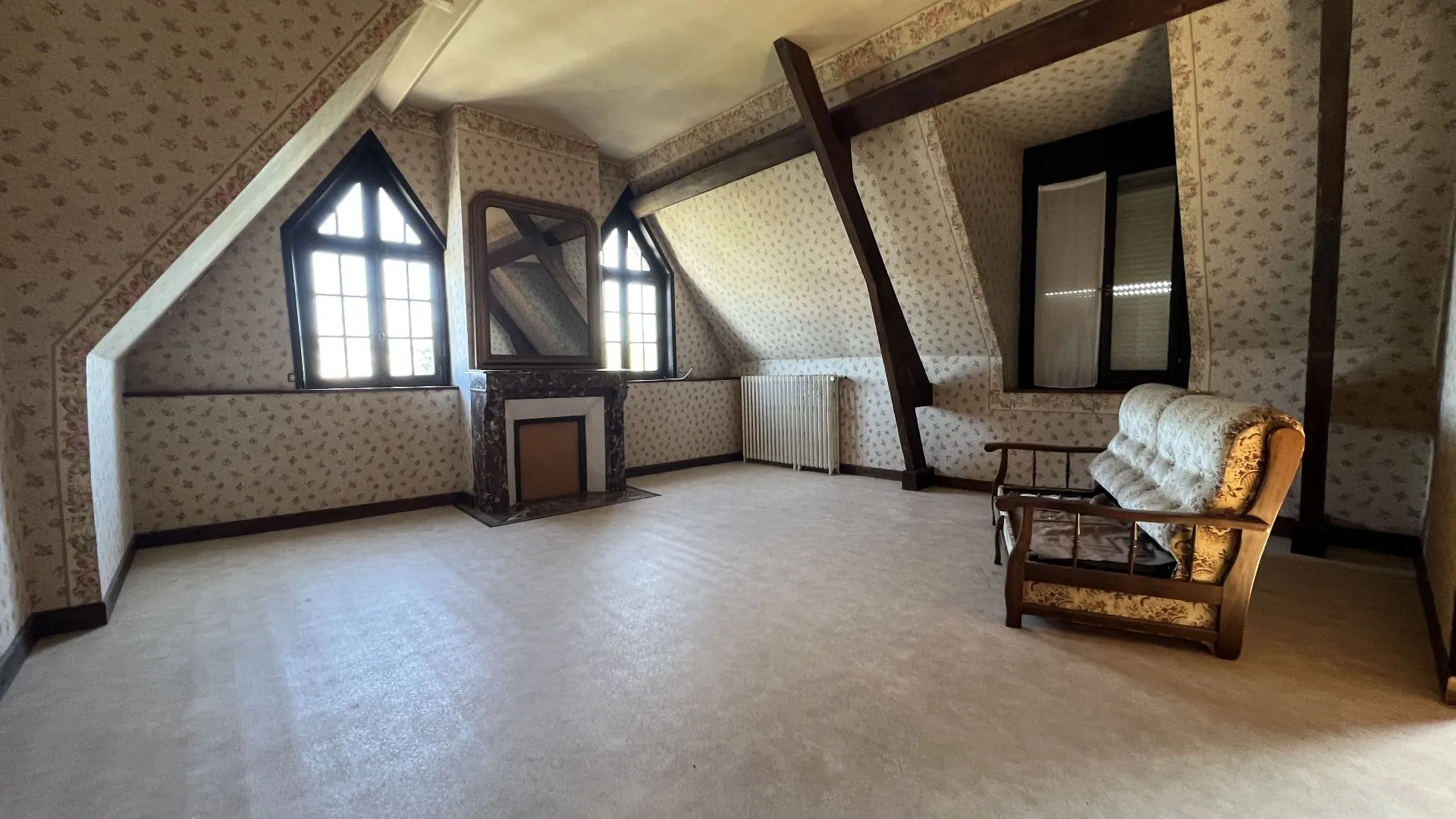 A vendre Maison de maître 265m² avec 7 chambres, parquet ancien, dépendance et garage double, terrain clos 980m², fort potentiel rénovation au cœur du Tréport 76470.