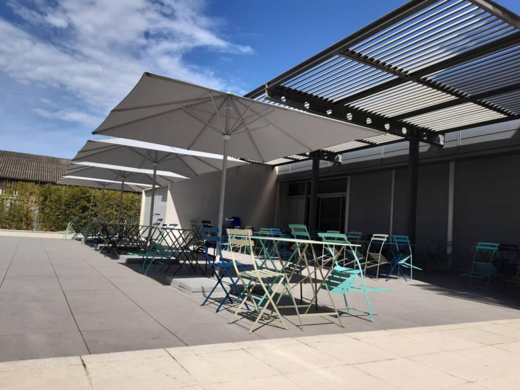 Parasol Filius carré posés par ROSSI dans les bureaux SPIC à Marseille