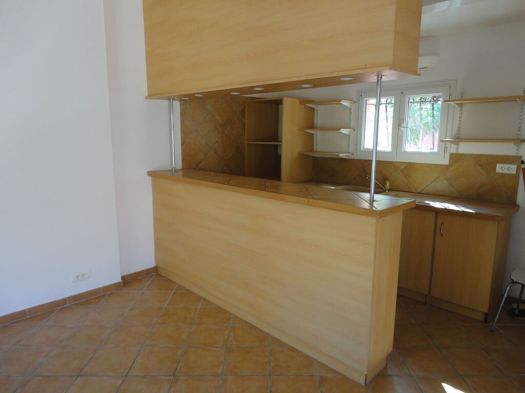 CARNOUX VENTE villa 3 Carnoux proche commodités, terrasse de 160m²