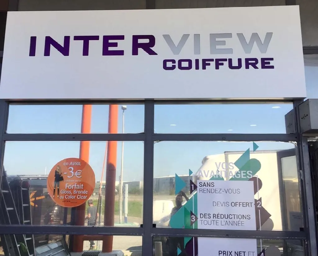 Fabricant d'enseigne publicitaire lumineux pour devanture de magasin à Marseille