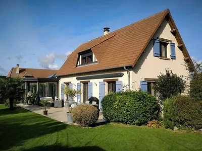 Vente d'une Demeure Contemporaine posée sur un jardin planté d'env. 1 200 m², à 2 minutes d'es commodités, dans la région de Pont-Audemer 27500