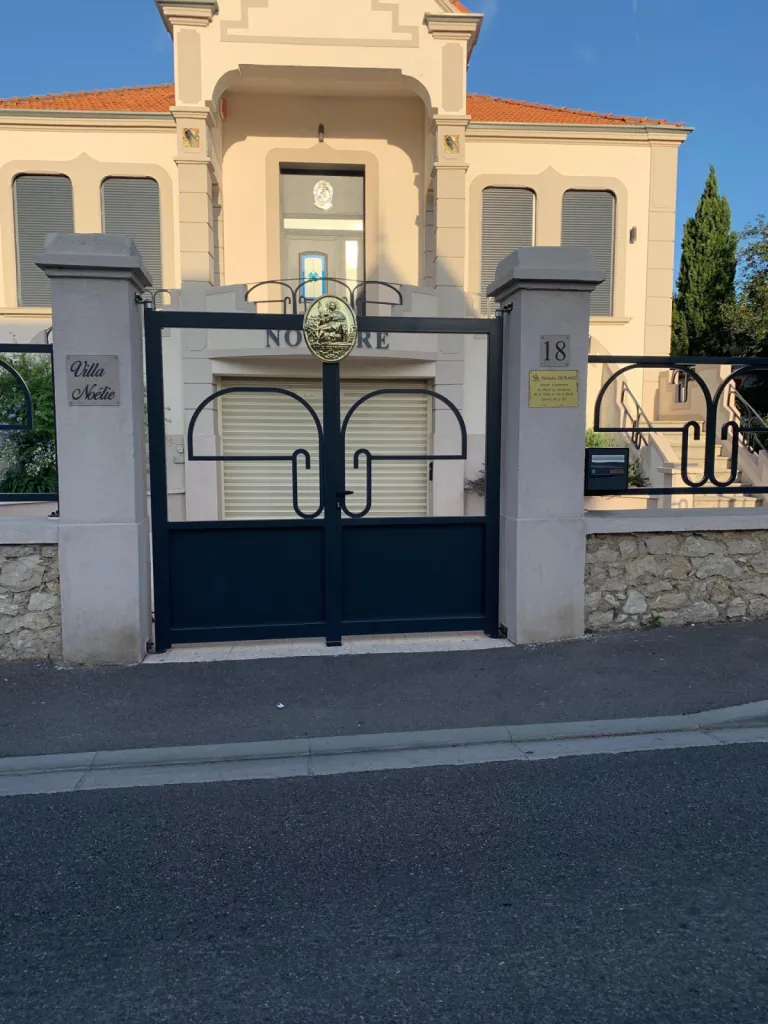 PORTAIL FER FORGE ATYPIQUE FABRIQUE ET POSE  A L'IDENTIQUE DE LA FERRONNERIE DEJA EXISTANTE POUR ASSORTIMENT POUR NOTRE CLIENT A FOS SUR MER 13 PACA 