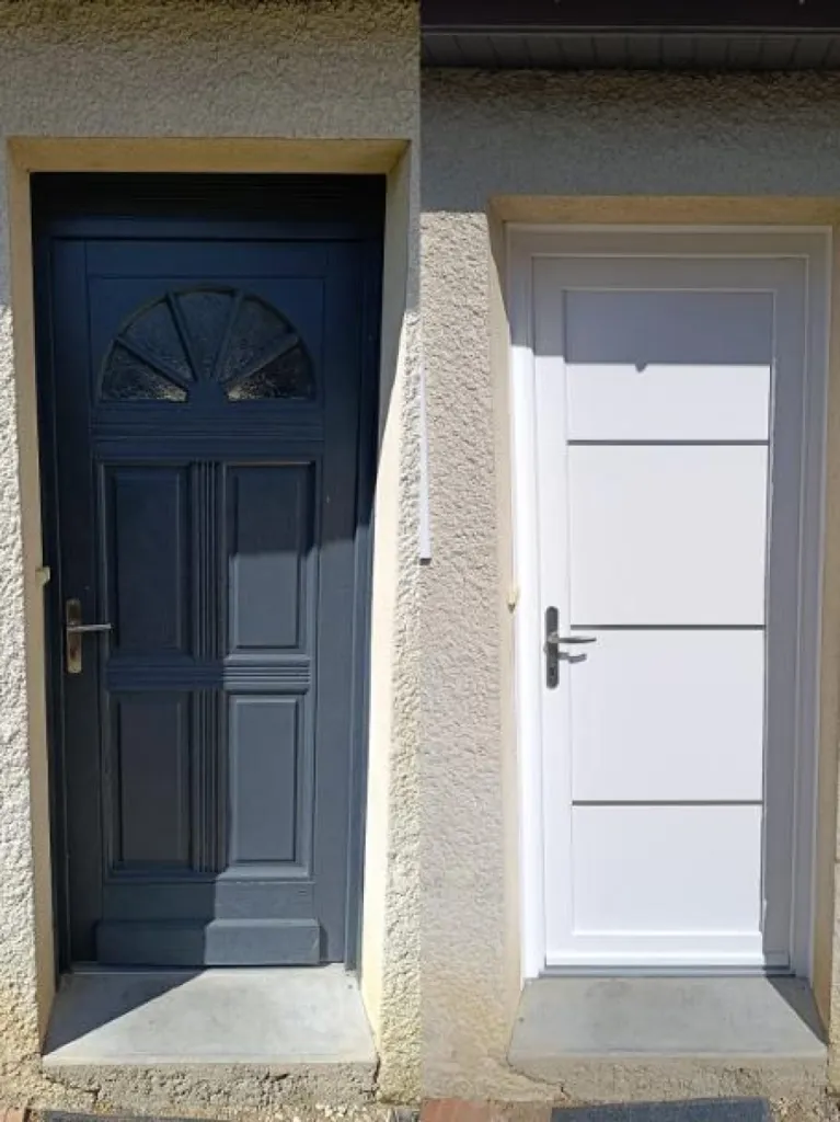 Installation d'une porte d’entrée PVC Excellence 1 vantail avec panneau K00 Z3 renforcé à Longecourt en Plaine en Côte-d’Or