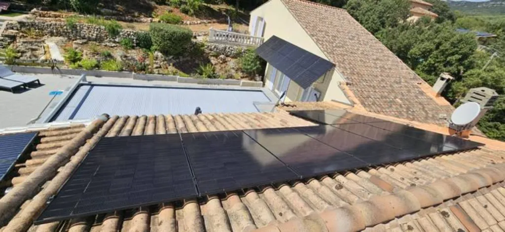 Pose de panneaux photovoltaïques sur une toiture de maison dans le Var 