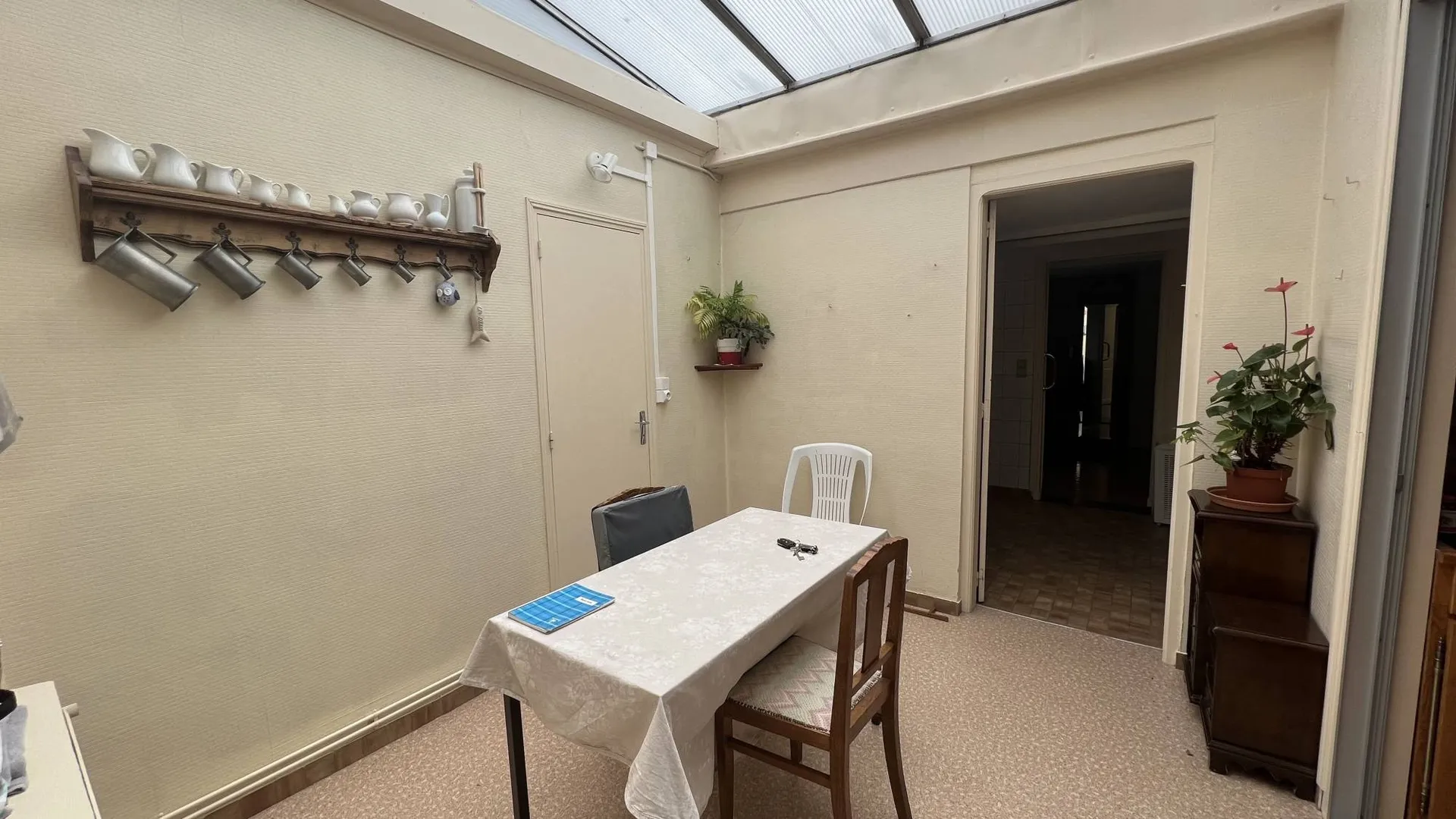 Maison de ville de charmes à rénover, 176m² habitables, 8 chambres, sous-sol complet et patio, située en plein centre historique de Eu 76260.