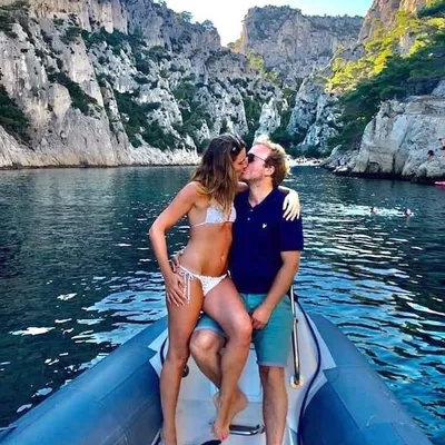 Couple enjoying a private boat outing with l’Eden Boat along the Calanques near Cassis.