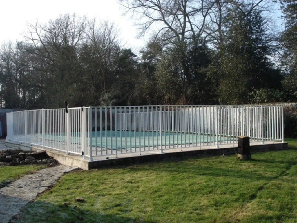 sécurisation de piscine dans résidence hotelière en barreaudage