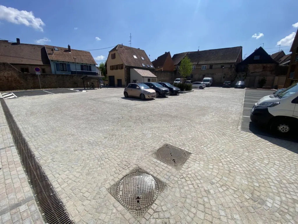 Pose de pavé en queue de paon pour un parking à Obernai 