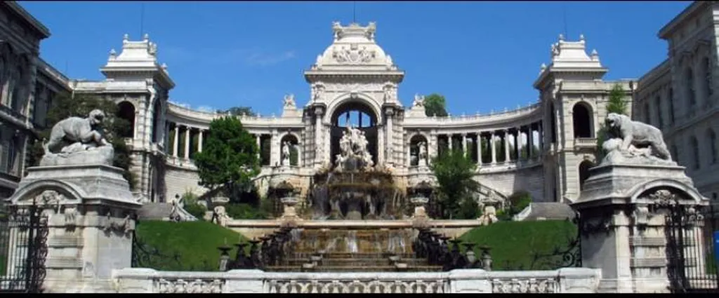 Location de minivans 9 places avec chauffeurs, circuits touristiques, visites guidées.