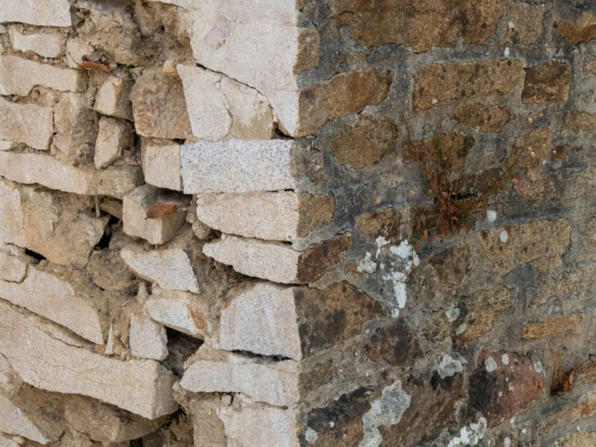 Creusage des joints d'un mur en pierre d'une villa au Lavandou dans le Var