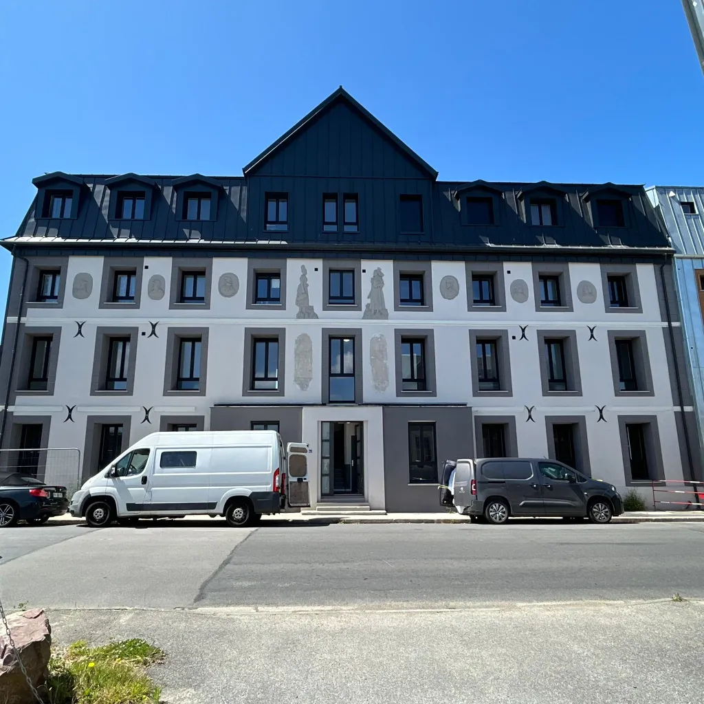 Obtenir un devis pour le ravalement de façade d’un immeuble en enduit projeté bi-ton à Gonneville-la-Mallet (76)