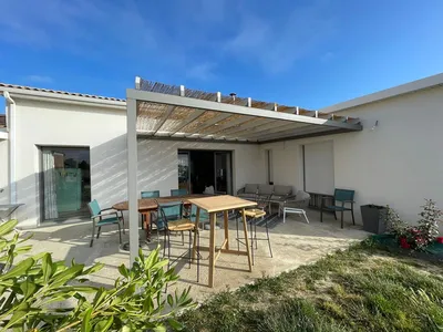 Pergola en acier thermolaqué avec toiture bois sur mesure, fabrication et pose par Sud Ouest Métal à Toulouse