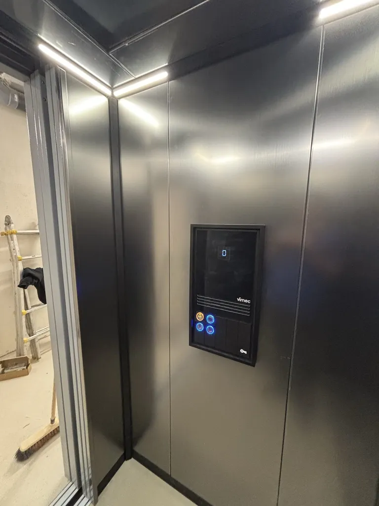 Parois inox brossé pour cette cabine VIMEC ARIA aux volumes impressionnants pour cette activité de stockage de meubles à st Maximin la Sainte Baume