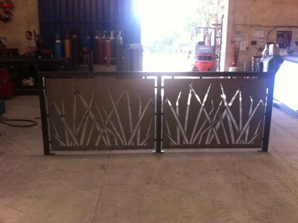 FABRICATION GARDE CORPS AVEC MOTIF PERSONNALISE  OXYCOUPES FOS SUR MER 13