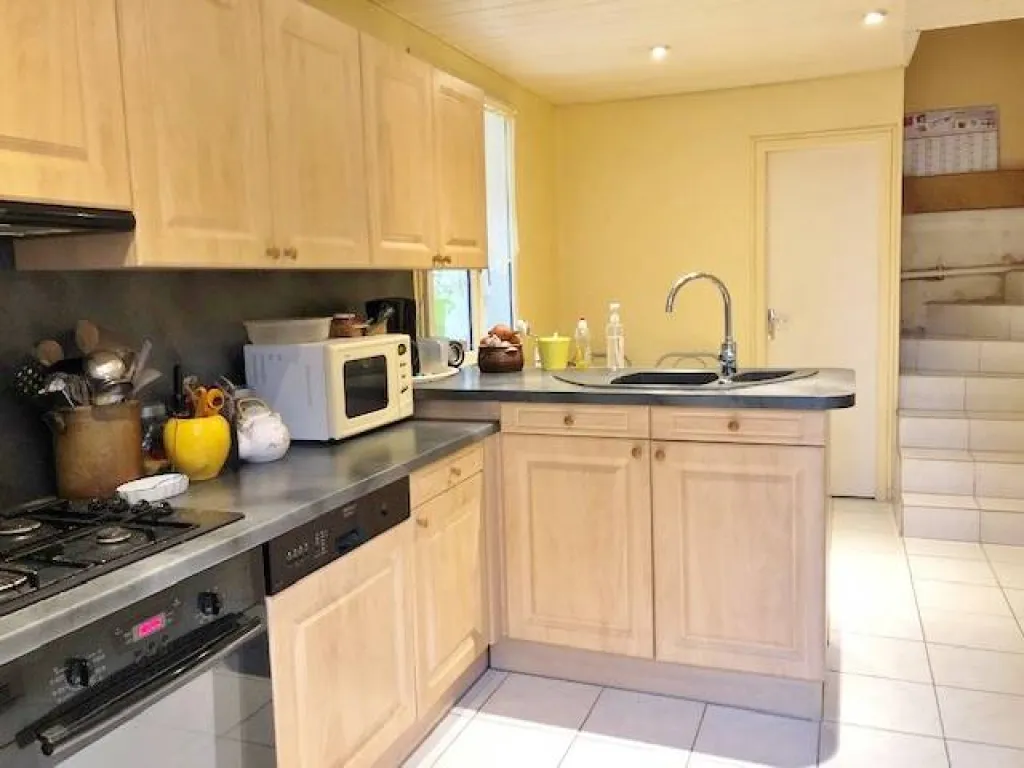 A vendre maison de village à étage avec garage proche Criquebeuf sur seine 27340