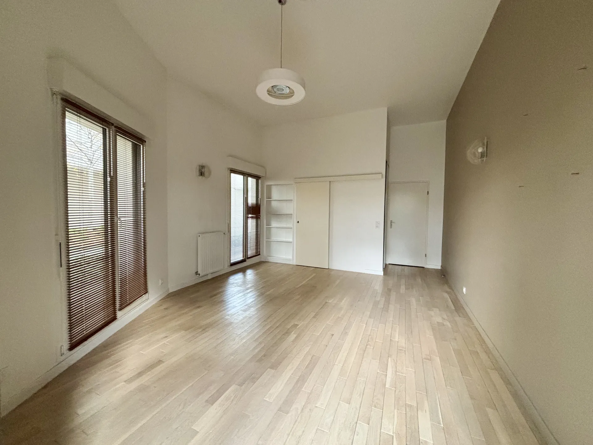 regarder cette belle hauteur sous plafond qui vous permettra de faire une grande mezzanine