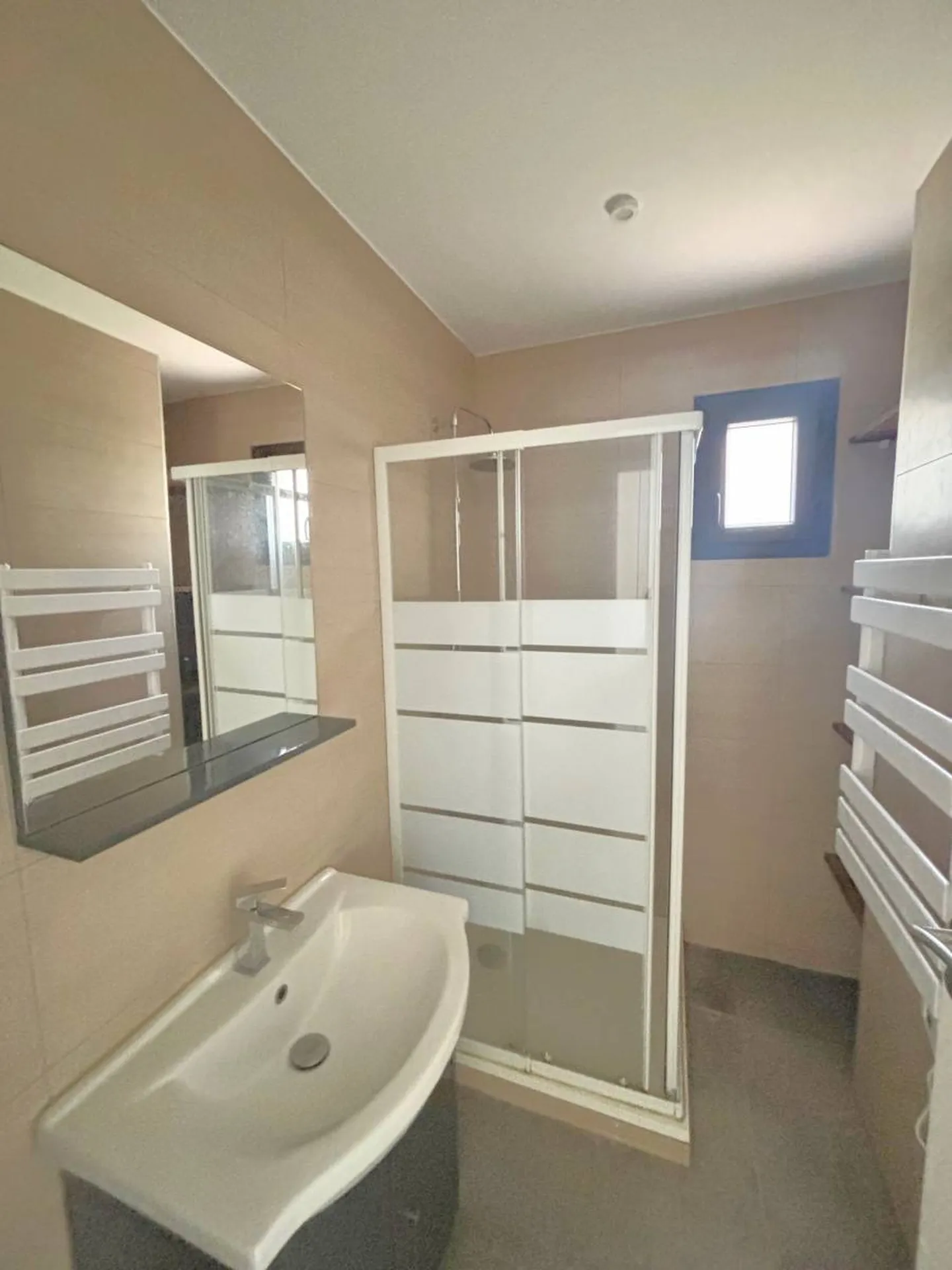 Terrain plat et ensoleillé vente maison de Type 3 Nans les Pins