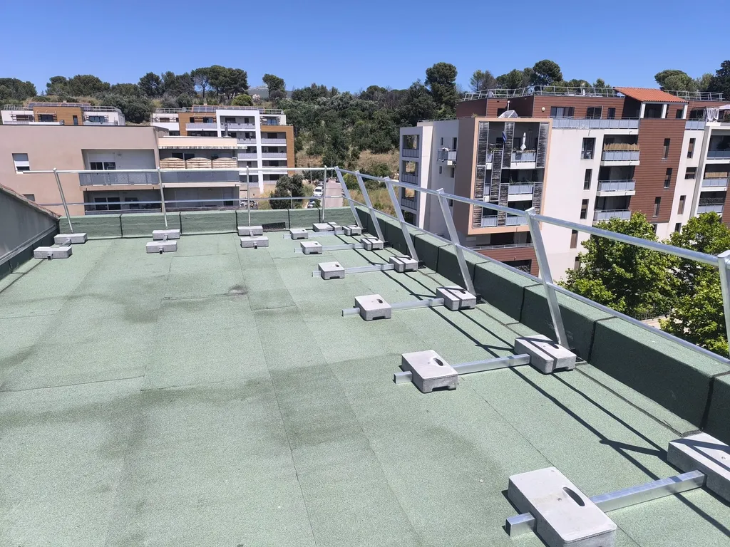 Pose de gardes corps homologués et lestés sur un toit-terrasse isolé