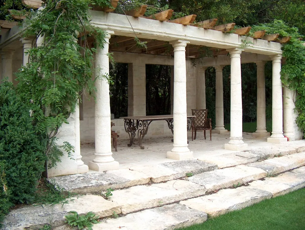 Encadrement massif en pierre d'Estaillades