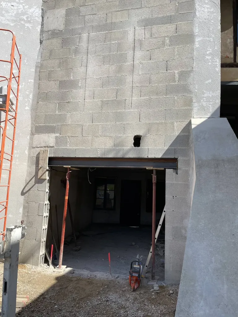 Pose du renfort métallique IPN pour sécuriser la structure lors de l’ouverture du mur porteur à Montmerle-sur-Saône