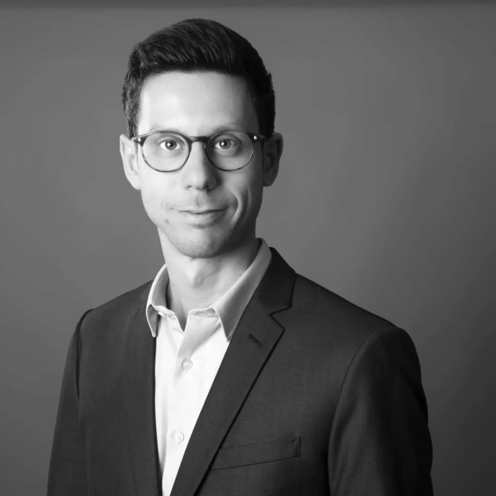 photographe trombinoscope à Lyon portrait sur fond neutre 