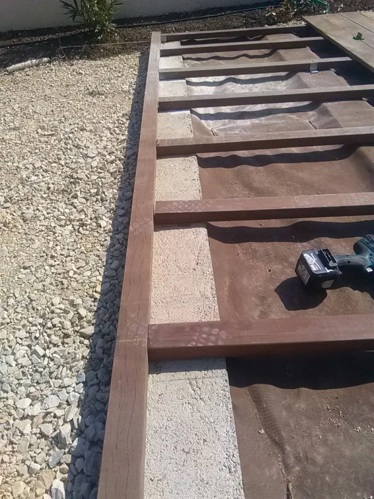 Paysagiste pour pose de terrasse en bois dans les Bouches du Rhone
